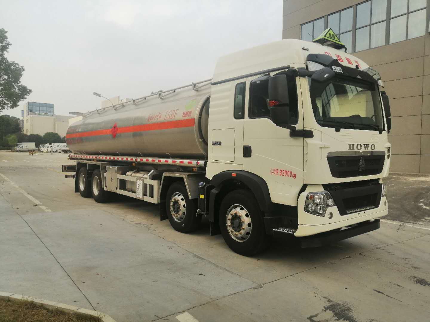 天威緣牌TWY5320GYYZ6L型鋁合金運油車(chē)